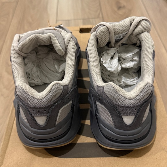 Adidas Yeezy Boost 700 V2 Box - Picture 6 of 6